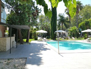 Piscine extérieure (ouverte en saison), parasols de plage