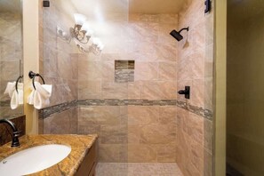 Combined shower/bathtub, hair dryer, towels, shampoo - Whispering Pines. Hot Tub, BBQ, 3X2 PROMO (Big Bear Lake)