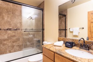 Combined shower/bathtub, hair dryer, towels
