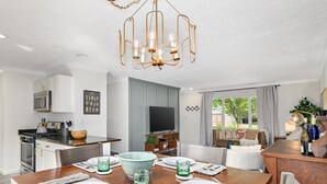 Una cocina moderna con comedor.