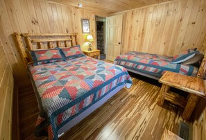 3 bedrooms, free WiFi, bed sheets - Stay on Kingdom Trails in a three bedroom cabin! (Burke)