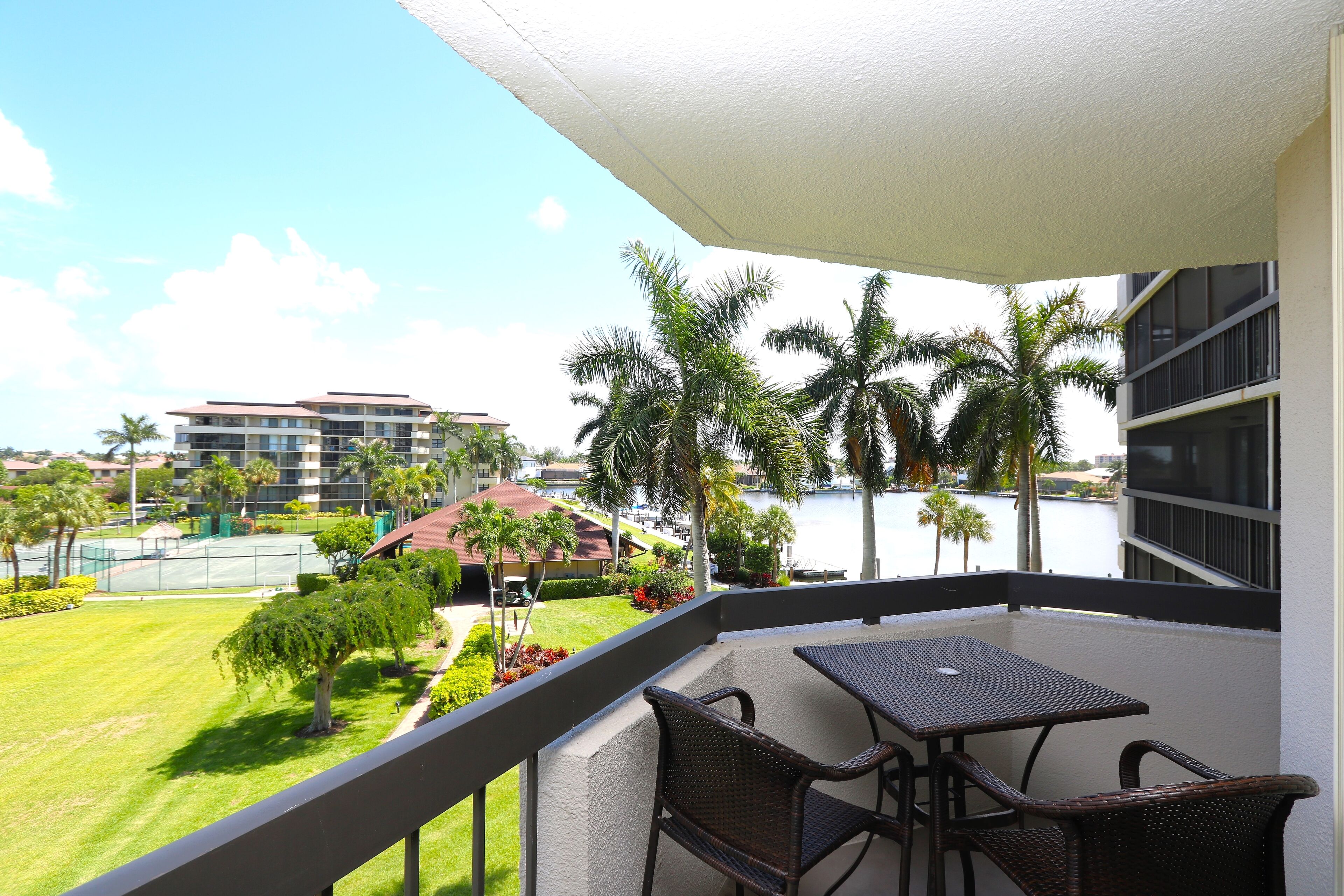 Beautiful clean condo w/ Beach access