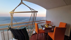 Outdoor dining - Sun&Sea FrontBeach Apartment - direct access to the beach! (Sesimbra)