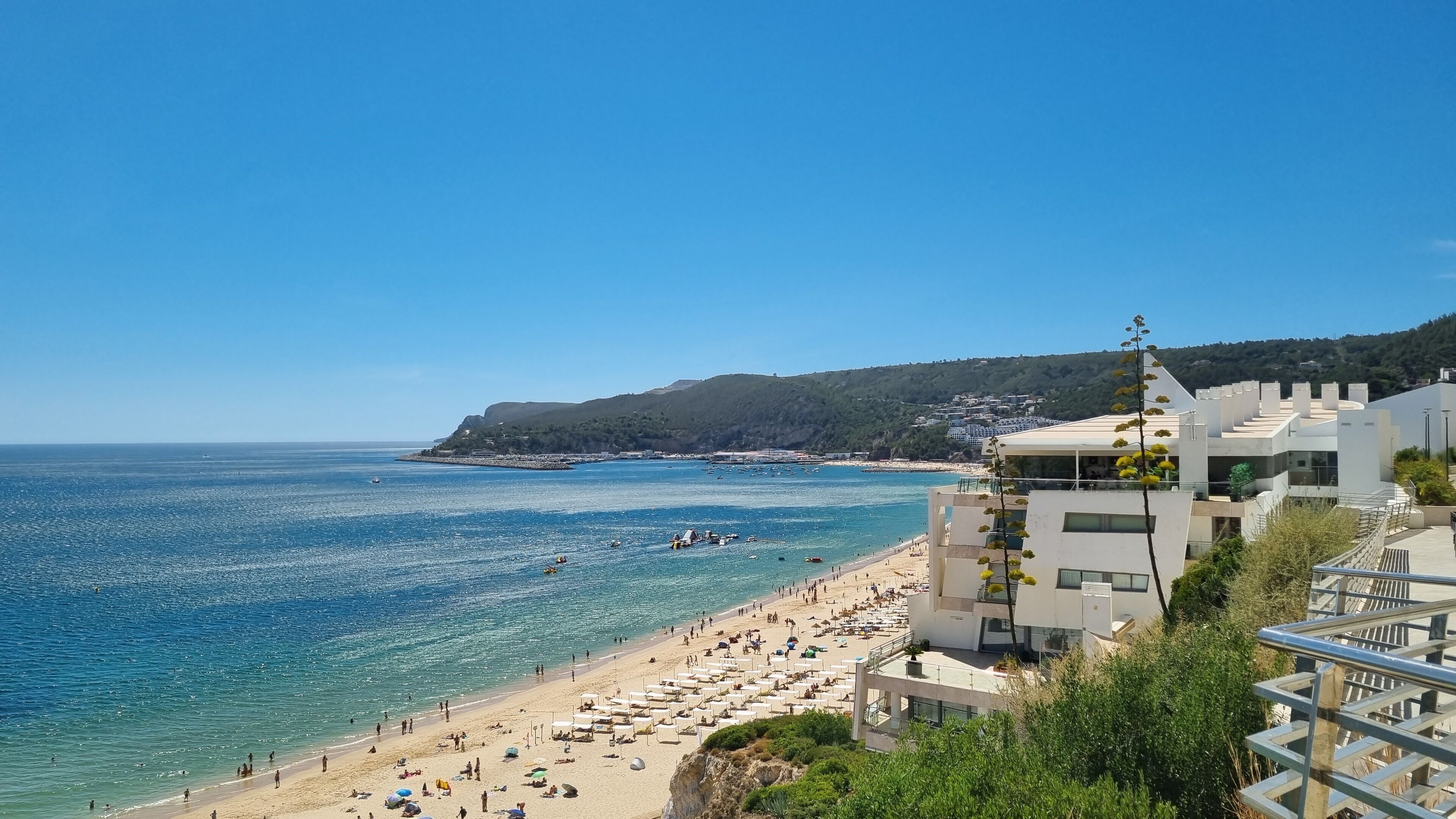 Accommodatie ligt op het strand, ligstoelen