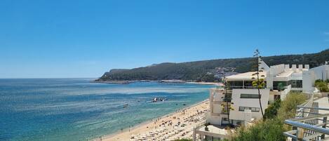 Plage, chaises longues