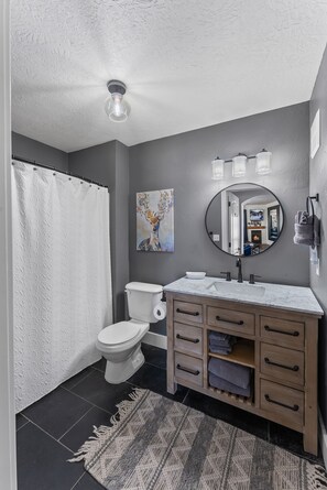 Combined shower/bathtub, hair dryer, towels, soap