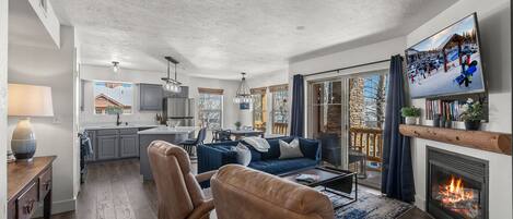 Smart TV, caminetto, tavolo da ping pong, libri