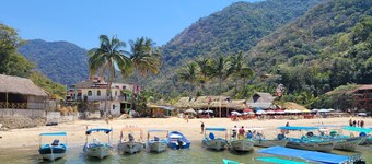 2/3Private Riverfront House-ocean/mountain view-Private Roof-3 min walk to beach