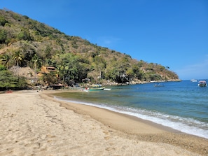 Playa en los alrededores, camastros y toallas de playa
