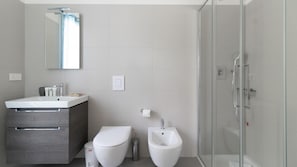 A modern bathroom with a toilet, bidet, and shower. - Italianway Comfort - Flavio Gioia 5 B - Bilo (Milan)