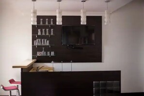 Bar (on property) - Cheerful 3-bedroom home with a pool and gym (Accra)