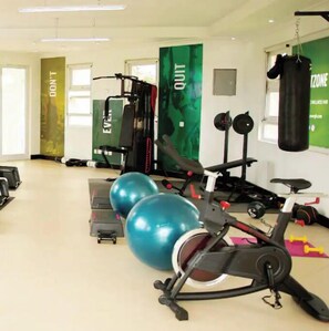Fitness facility - Cheerful 3-bedroom home with a pool and gym (Accra)