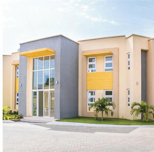 Cheerful 3-bedroom home with a pool and gym