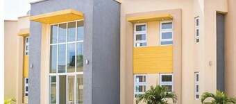 Cheerful 3-bedroom home with a pool and gym