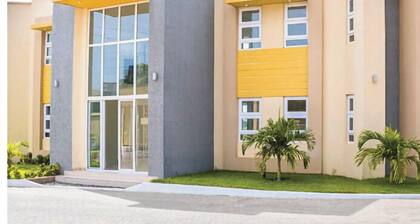 Cheerful 3-bedroom home with a pool and gym