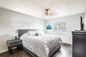 4 bedrooms, desk, free WiFi