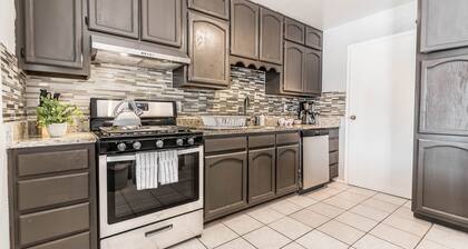 POOL, Sleeps 10, CENTRALY LOCATED, game room, pets. great for LONG TERM stays.