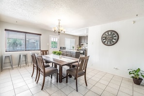 Dining - POOL, Sleeps 10, CENTRALY LOCATED, game room, pets. great for LONG TERM stays. (El Paso)