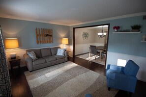 Smart-tv, een open haard en een tafeltennistafel