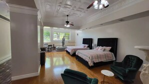Ein geräumiges Schlafzimmer mit zwei Betten, einem Schreibtisch und einem Stuhl.