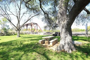 Outdoor dining - Riley's Creekside Cottage (New Braunfels)