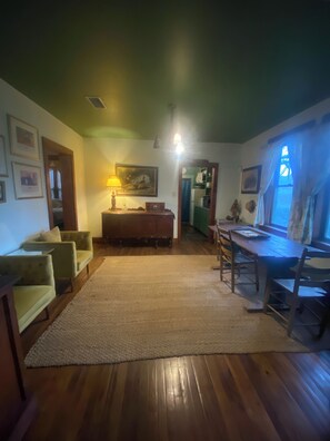 Interior - Riley's Creekside Cottage (New Braunfels)