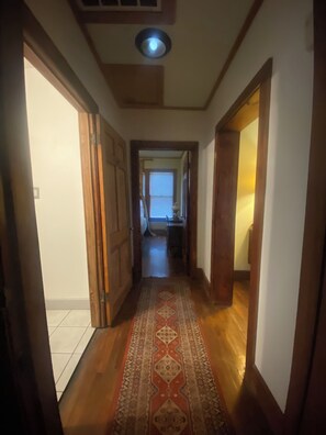 Interior - Riley's Creekside Cottage (New Braunfels)