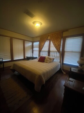 2 bedrooms, WiFi, bed sheets - Riley's Creekside Cottage (New Braunfels)