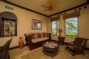 3 habitaciones y tabla de planchar con plancha