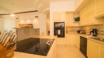 Apartemen | 3 kamar tidur, tempat tidur bayi, dan internet