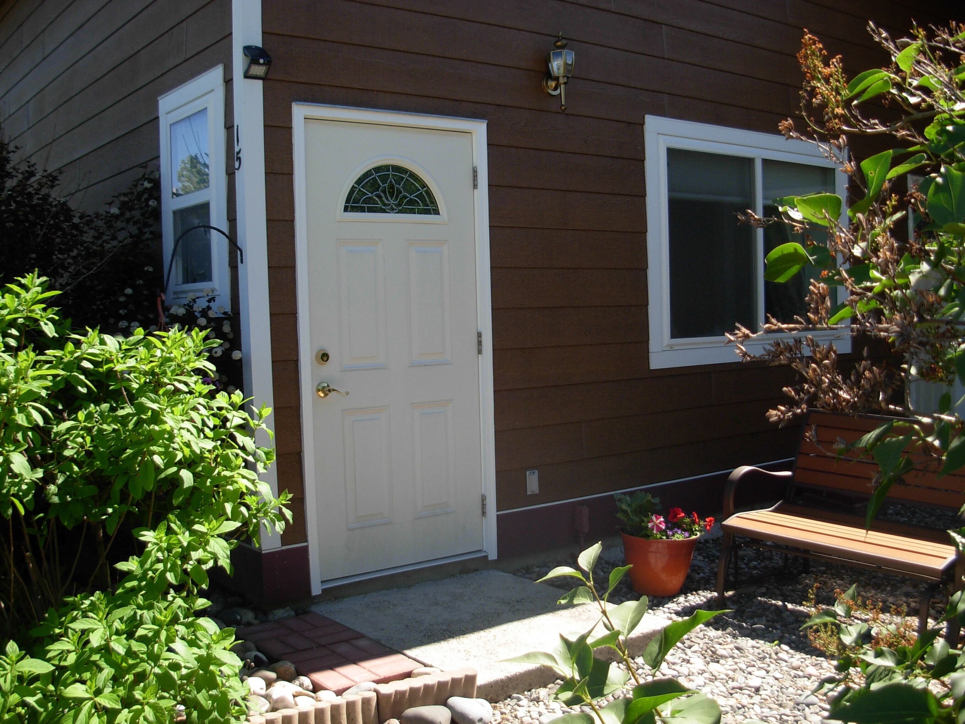 Upstair 1 bed apt on an acre with mountain views. Minutes from Bozeman Airport..