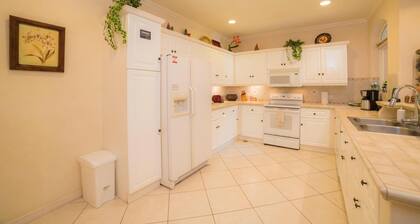 Colina 9E 2 bdr 2 Bath Family