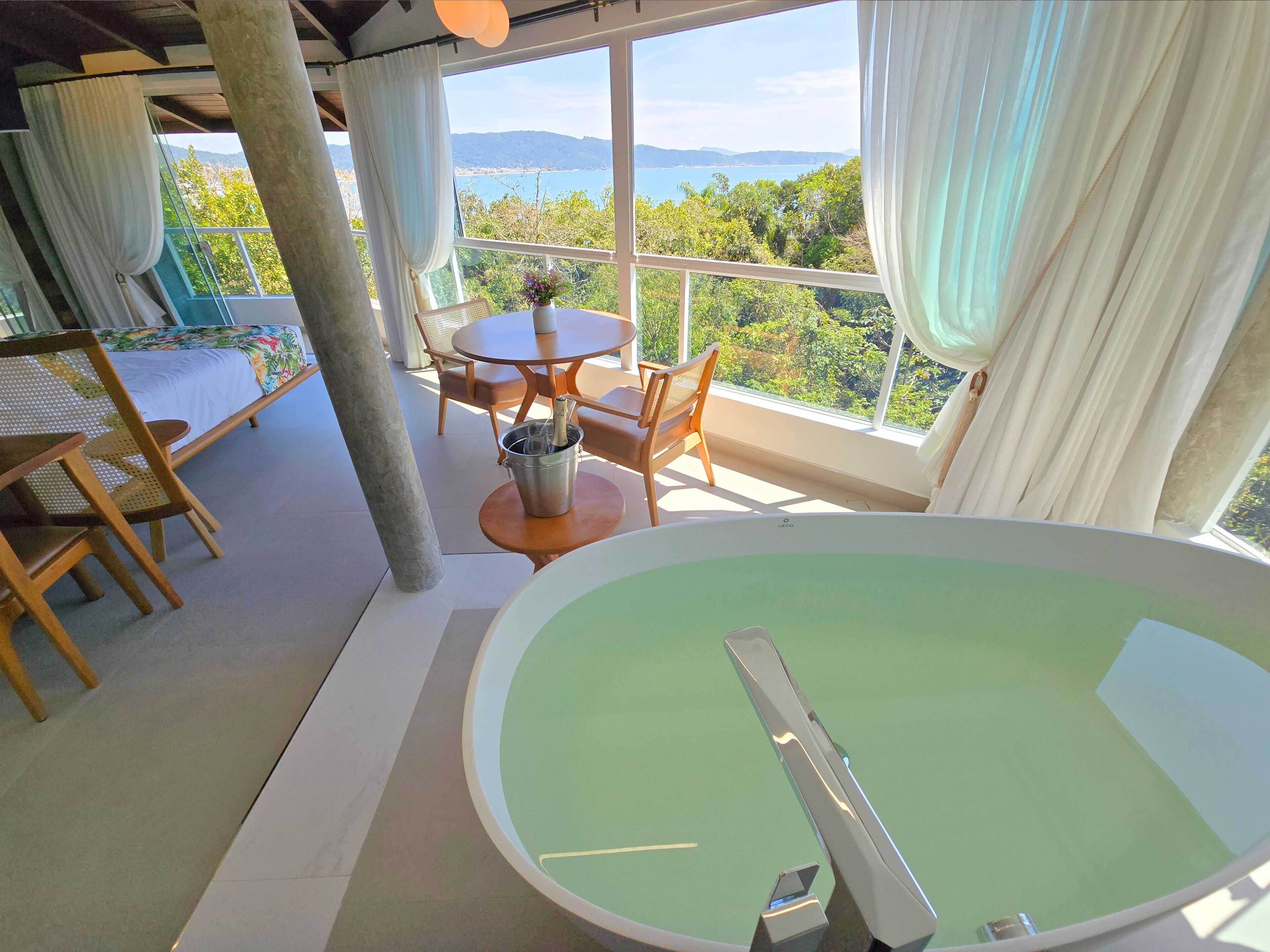 Master Suite Sea View | Deep soaking bathtub