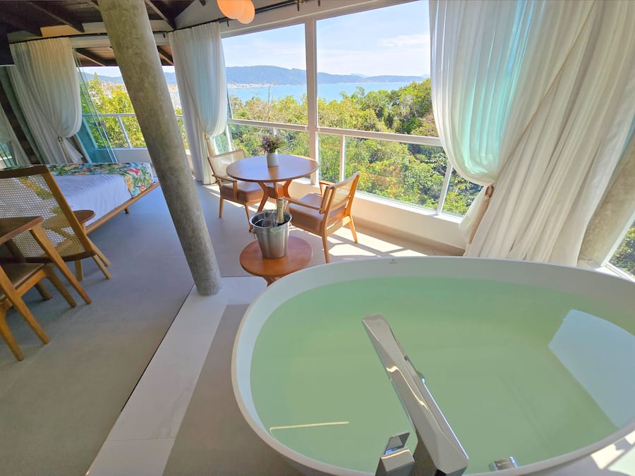 Master Suite Sea View | Deep-soaking bathtub