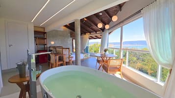 Master Suite Sea View | 1 kamar tidur, brankas, tirai kedap cahaya, dan Wi-Fi gratis