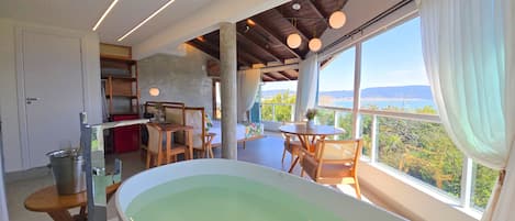 Master Suite Sea View | 1 室のベッドルーム、セーフティボックス (室内)、遮光カーテン、WiFi (無料)