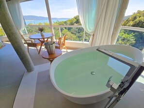 Master Suite Sea View | Deep soaking bathtub