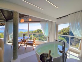 Master Suite Sea View | Deep soaking bathtub