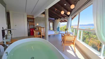 Master Suite Sea View | In-room safe, blackout drapes, free WiFi