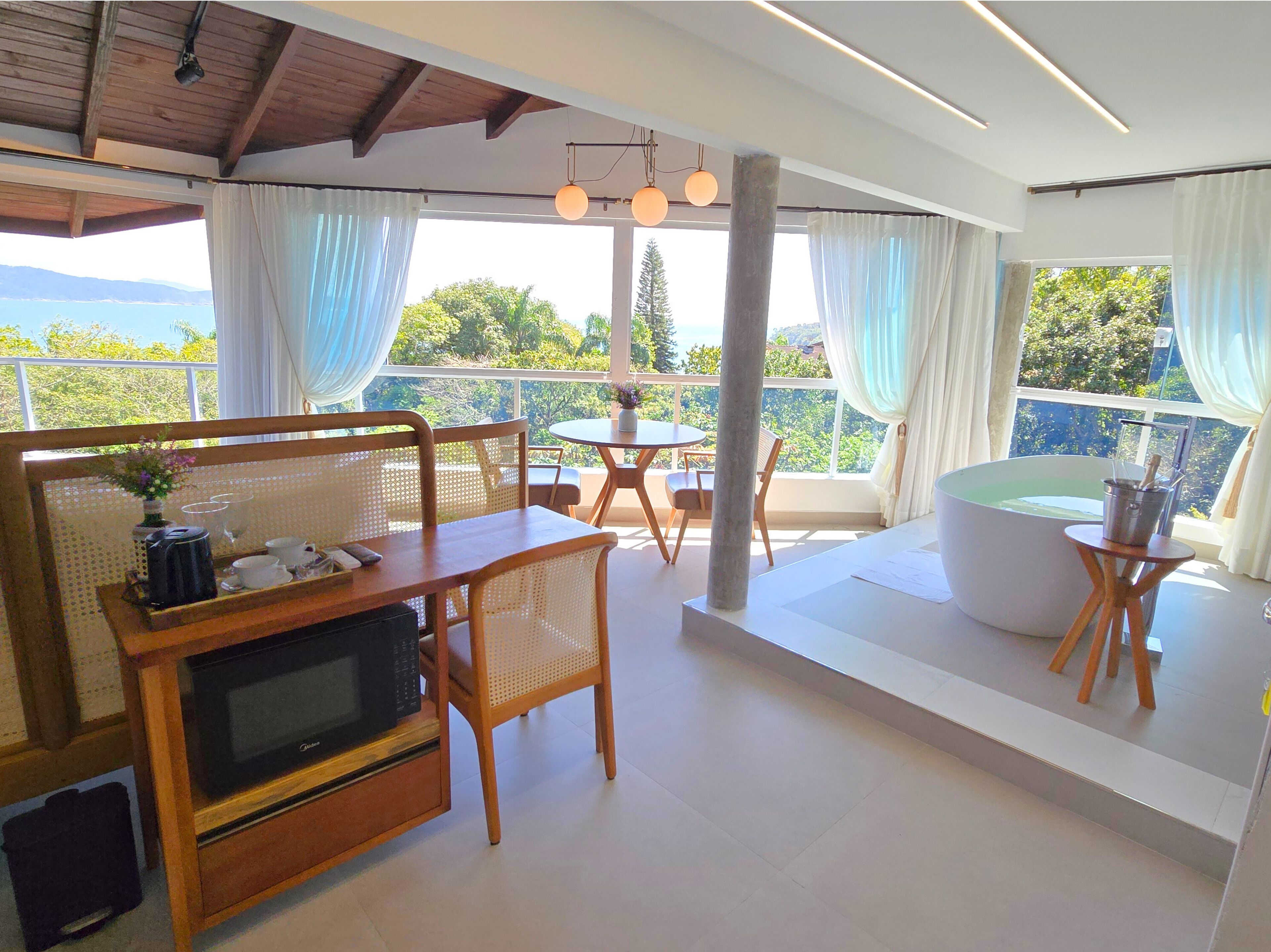 Master Suite Sea View | Cofres nos quartos, cortinas blackout, Wi-Fi de cortesia