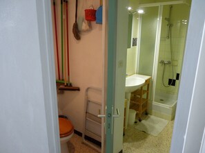 Regadera, secadora de cabello, papel de baño