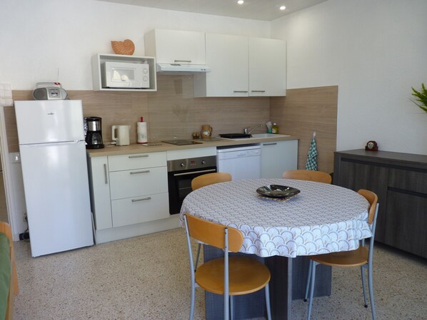Fridge, microwave, oven, dishwasher - Sol-y-Days Hespérides, Family apartment 50m from the beach (Le Grau-du-Roi)