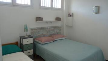 1 quarto, ferros/tábuas de passar roupa