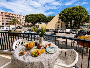 Outdoor dining - Sol-y-Days Hespérides, Family apartment 50m from the beach (Le Grau-du-Roi)