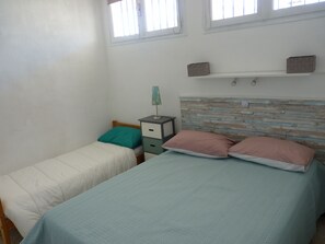 1 slaapkamer, een strijkplank/strijkijzer