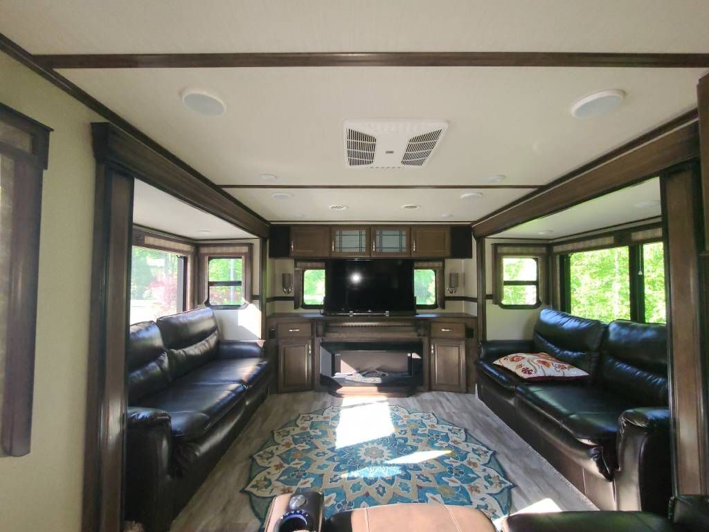 RV Luxury Glamping at RV Resort 20min from Downtown