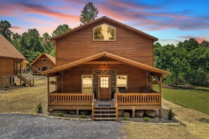 Exterior - Perfect for Girls Trips! 4 Suites & Amazing Pool! (Gatlinburg)