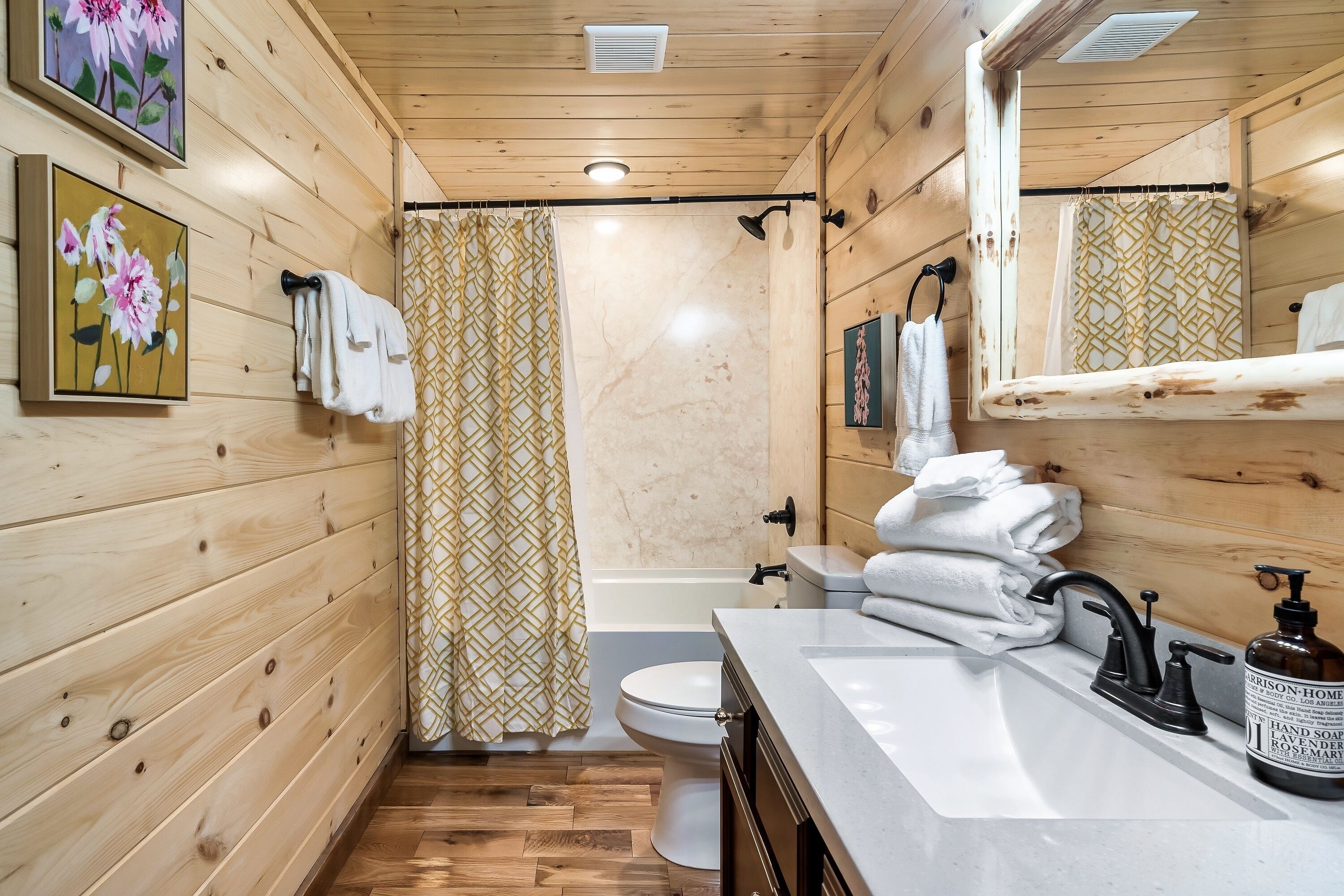 Tina, secadora de cabello, toallas 