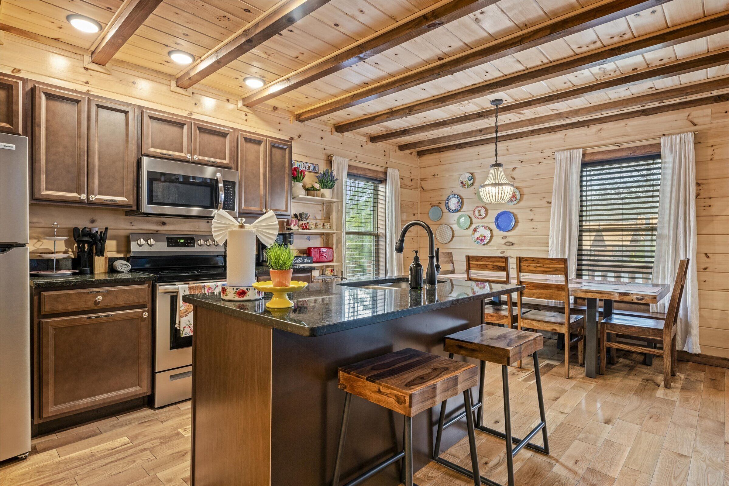 Køleskab, mikrobølgeovn, ovn, kogeplade