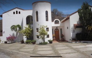 Exterior - 6 Bedrooms Ocean Villa Just 400 meters from the Ocotal Beach (Playa Ocotal)